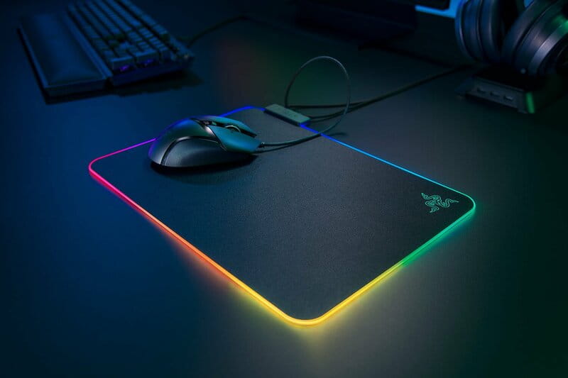 Игровая поверхность Razer Firefly V2 (RZ02-03020100-R3M1)
