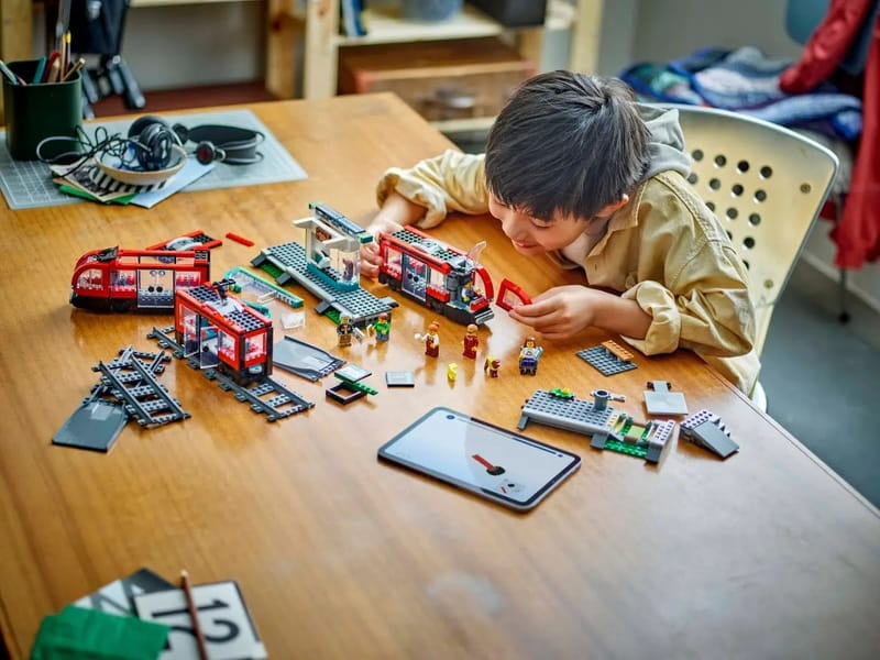 Конструктор LEGO Трамвай та вокзал у центрі міста (60423)