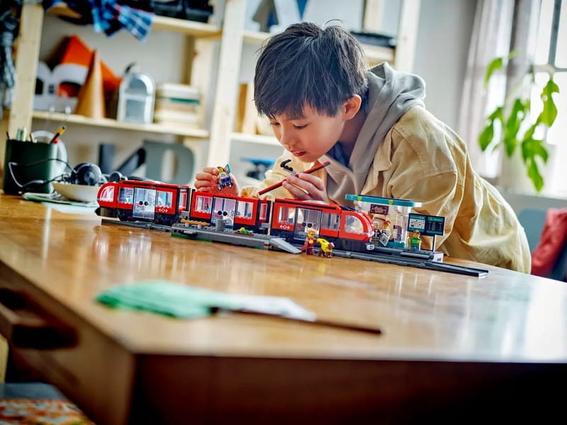 Конструктор LEGO Трамвай та вокзал у центрі міста (60423)