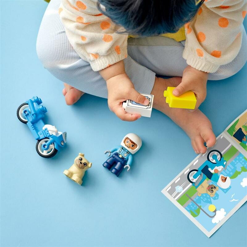 Конструктор LEGO Duplo Town Поліцейський мотоцикл (10967)
