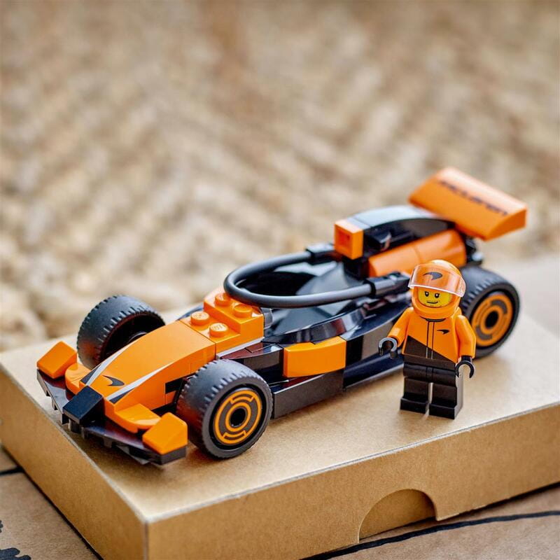 Конструктор LEGO City Пілот F1 з автомобілем для перегонів команди McLaren (60442)