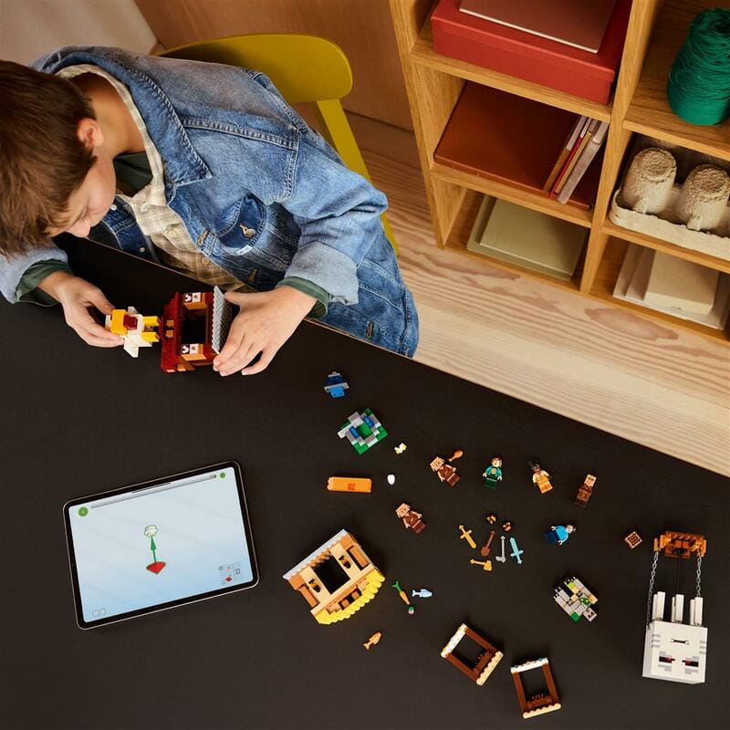 Конструктор LEGO Minecraft Нападение на деревню с воздушным шаром Гаст (21273)