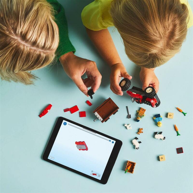 Конструктор LEGO City Червоний фермерський трактор з причепом та вівцями (60461)