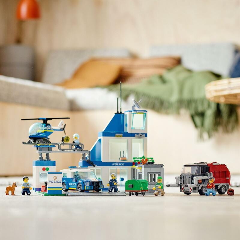 Конструктор LEGO City Поліцейська дільниця (60316)