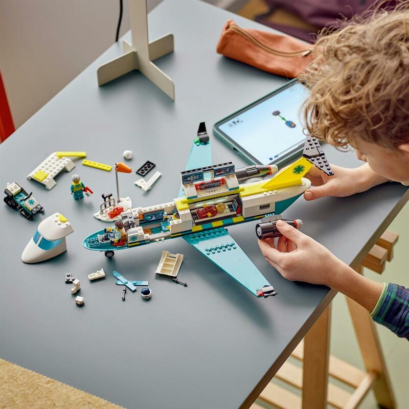 Конструктор LEGO City Самолет скорой медицинской помощи (60465)