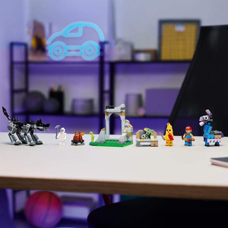 Конструктор LEGO Fortnite Лагерь Peely и Sparkplug (77075)