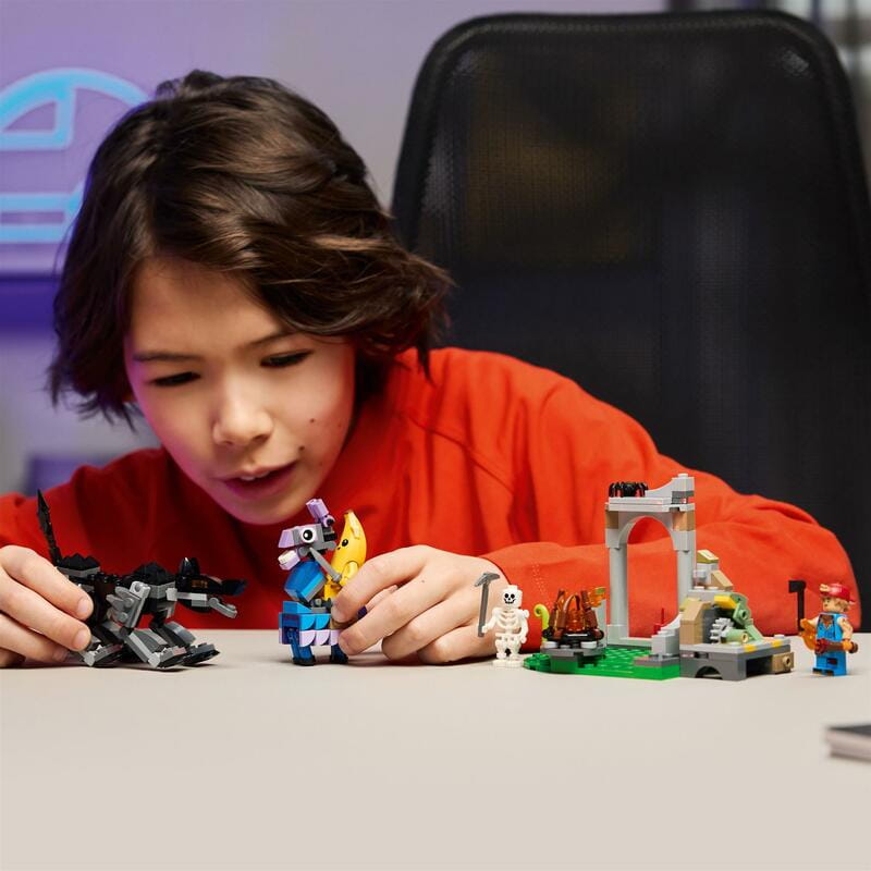 Конструктор LEGO Fortnite Лагерь Peely и Sparkplug (77075)