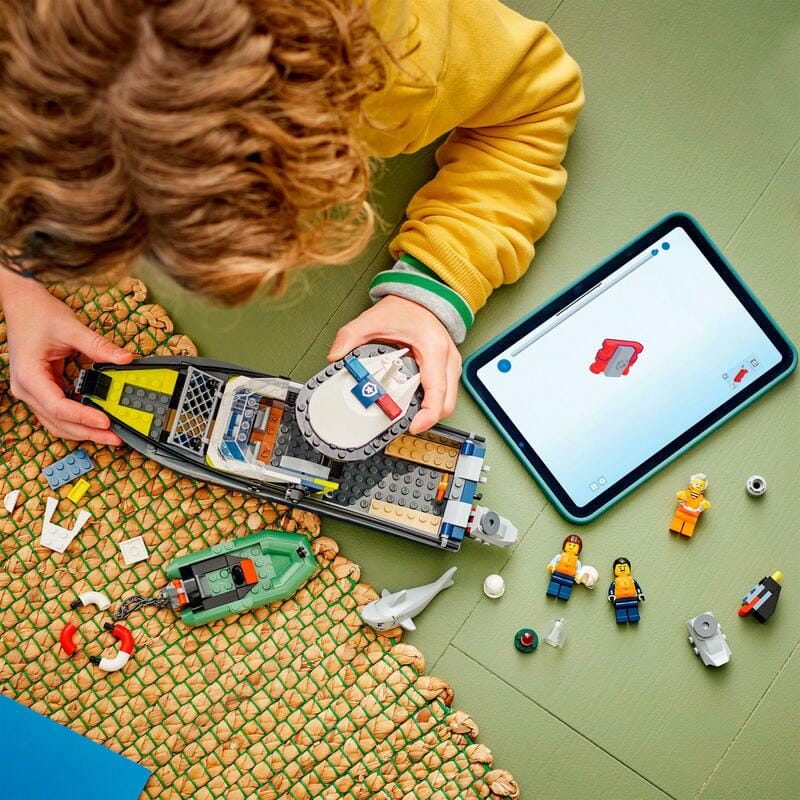 Конструктор LEGO City Преследование на полицейском катере (60456)
