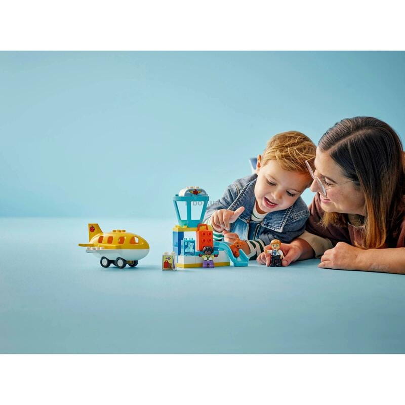 Конструктор LEGO Duplo Town Уперше в аеропорту (10443)