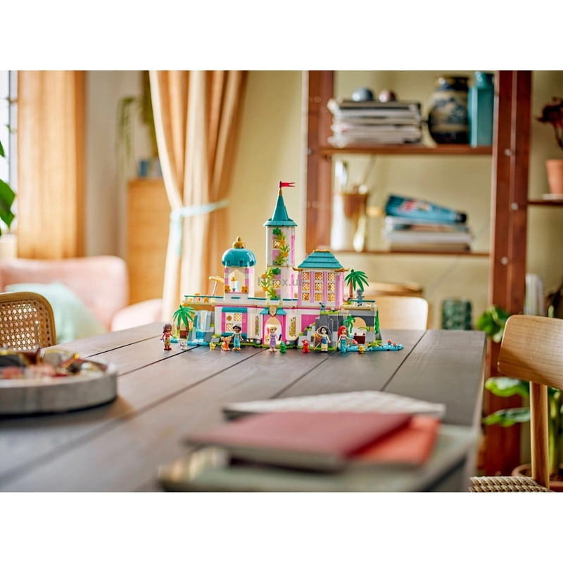 Конструктор LEGO Disney Princess Замок принцессы и королевские любимцы (43267)