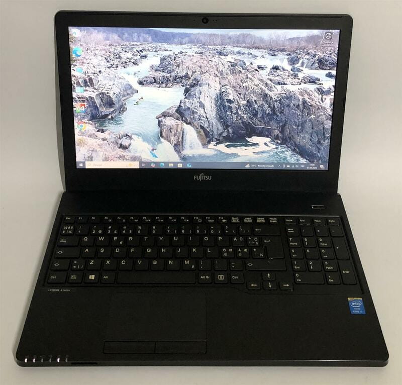 Ноутбук Fujitsu Lifebook A555 / 15.6" (1366х768) / i3-5005U / 8GB / 128GB SSD / Win10Pro - Б/у