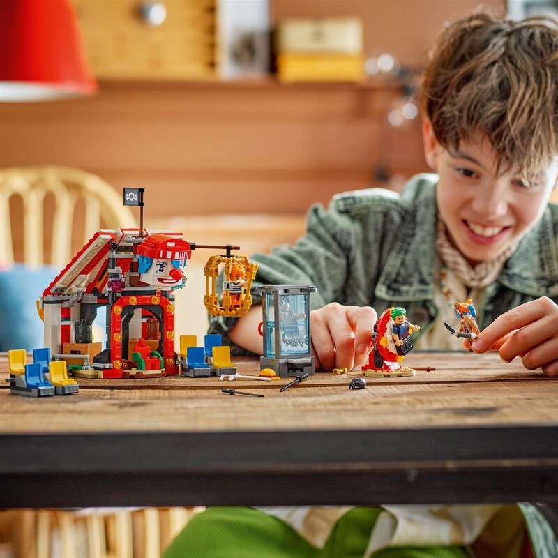 Конструктор LEGO One Piece Цирковий намет клоуна Баґґі (75637)