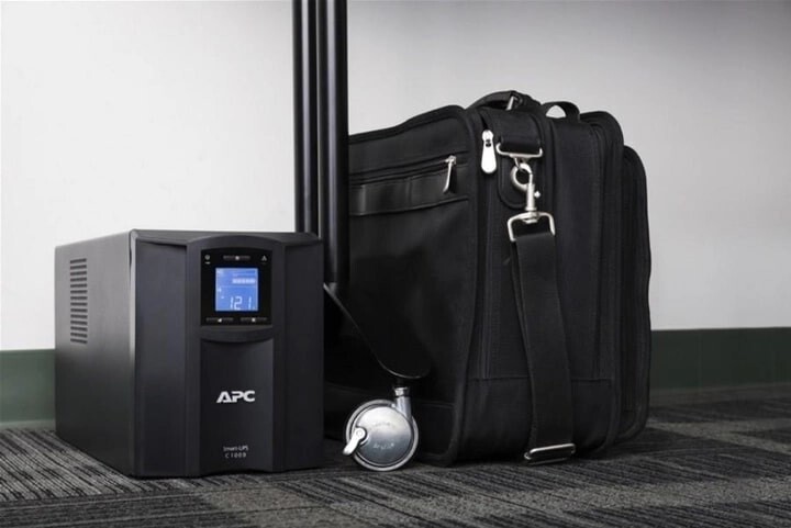 Джерело безперебійного живлення APC Smart-UPS C 1000VA LCD (SMC1000IC)
