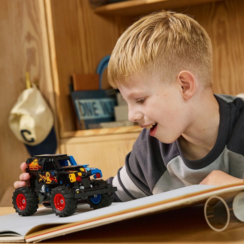 Конструктор LEGO Technic Monster Jam Grave Digger Вогонь і лід (42219)