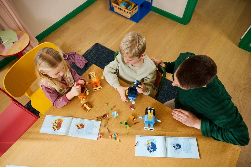 Конструктор LEGO Bluey Сім"я Блуї з кубиків (11217)