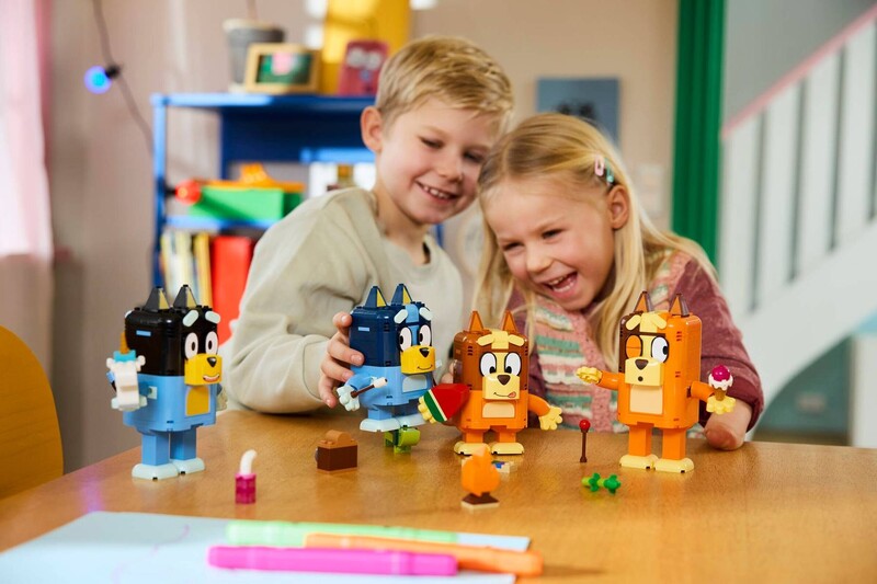 Конструктор LEGO Bluey Сім"я Блуї з кубиків (11217)