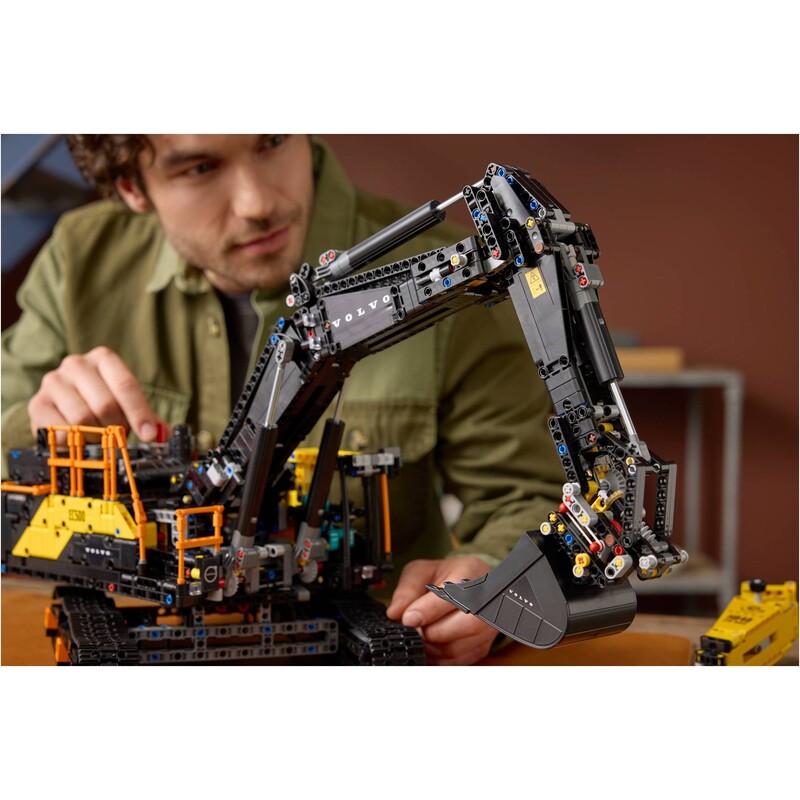 Конструктор LEGO Technic Екскаватор Volvo EC500 Hybrid (42215)