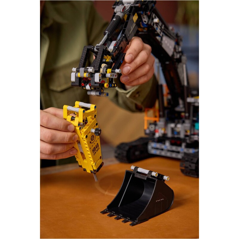 Конструктор LEGO Technic Екскаватор Volvo EC500 Hybrid (42215)