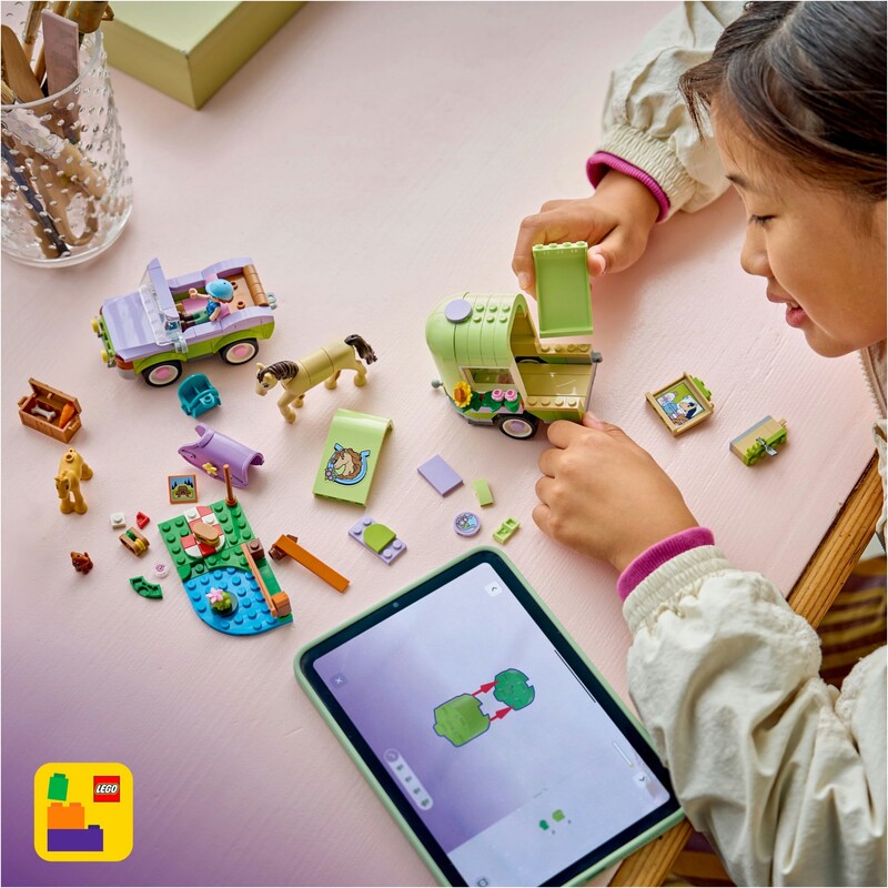 Конструктор LEGO Friends Прицеп для лошади и жеребенка (42695)